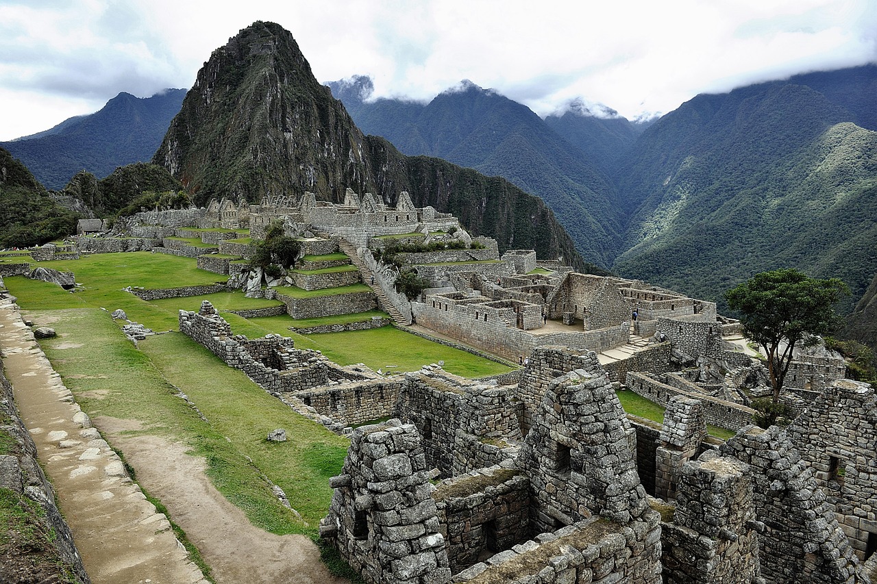préparez votre trek au machu picchu avec nos conseils essentiels pour une aventure inoubliable : équipement, itinéraire, conseils de santé et astuces pratiques.