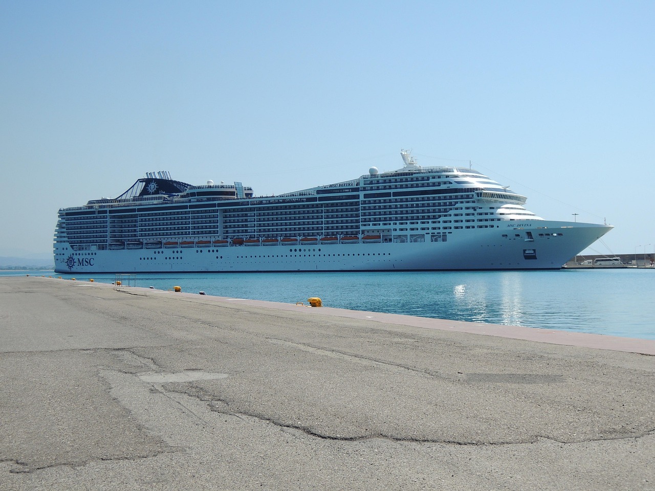 découvrez nos croisières en méditerranée et explorez des destinations magnifiques tout en profitant d'un confort exceptionnel à bord.